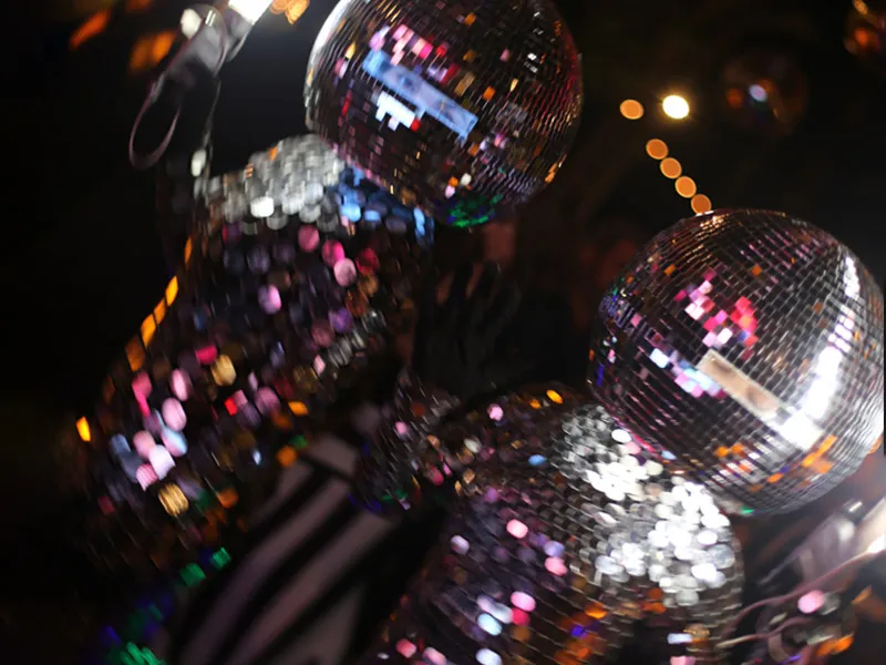 Human Disco Balls con esferas de espejo iluminadas